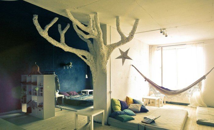 Сказочное дерево в интерьере детской комнаты придаст ей загадочности.