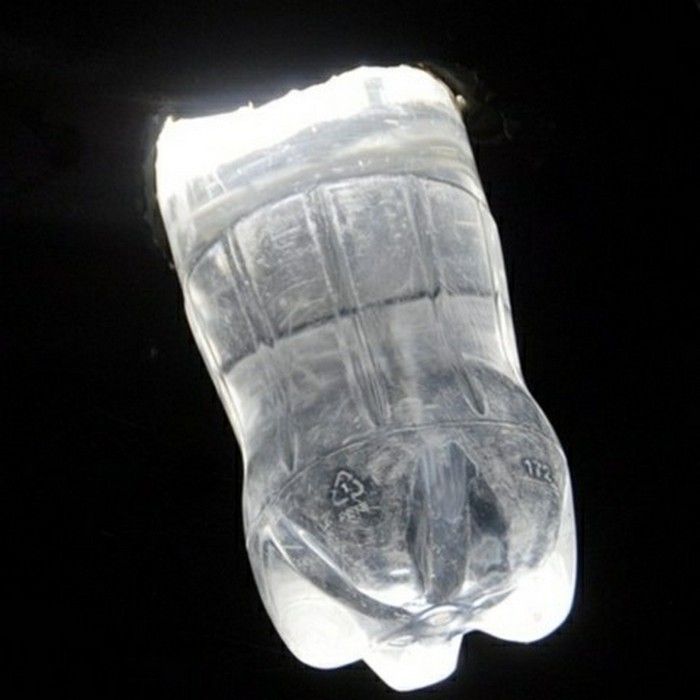 Пластиковая бутылка + вода = фонарь.