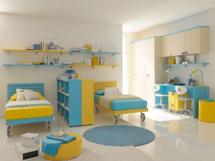 Бирюзово-желтая расцветка мебели может значительно разнообразить интерьер детской.