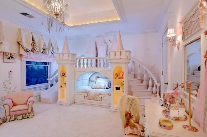 Интерьер детской комната в стиле замка для Барби.